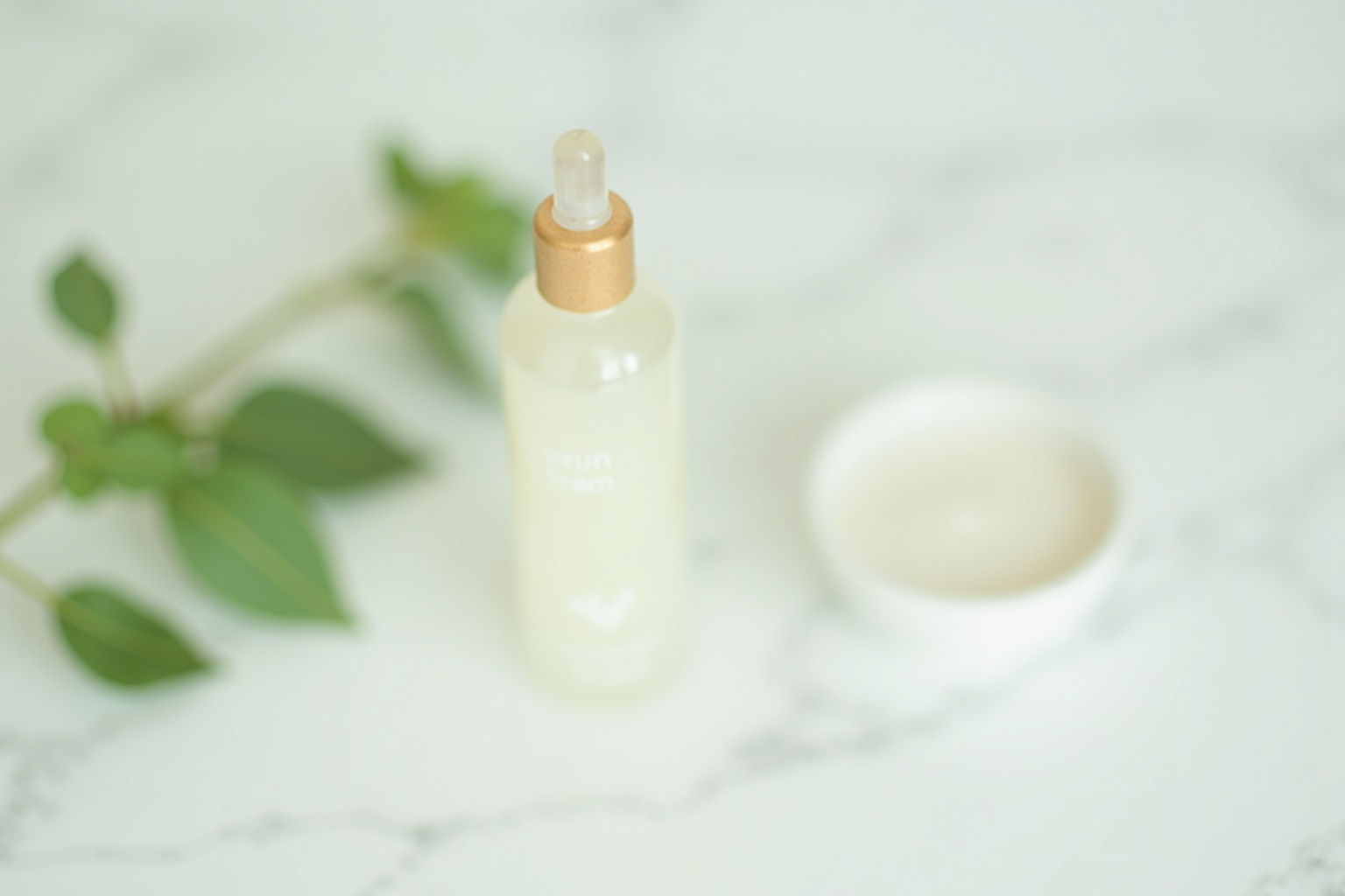 Akne bei Erwachsenen – Frau mit Hautproblemen im Gesicht