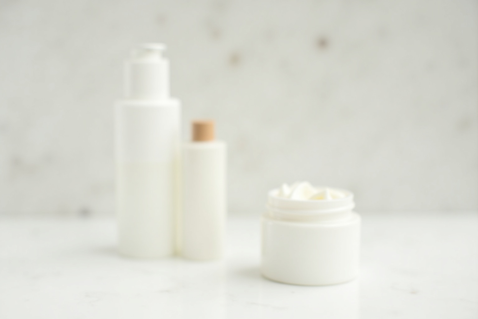 Gesichtspflege-Routine – Frau reinigt Gesicht mit Wasser und Tuch morgens