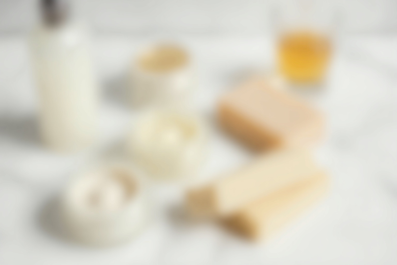 Körperpflege – Frau bei täglicher Hautpflege-Routine